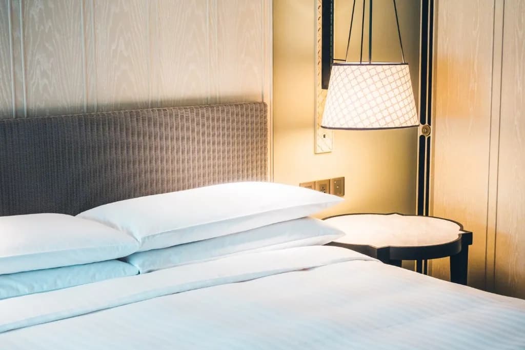 Luksusowa pościel hotelowa w eleganckim pokoju